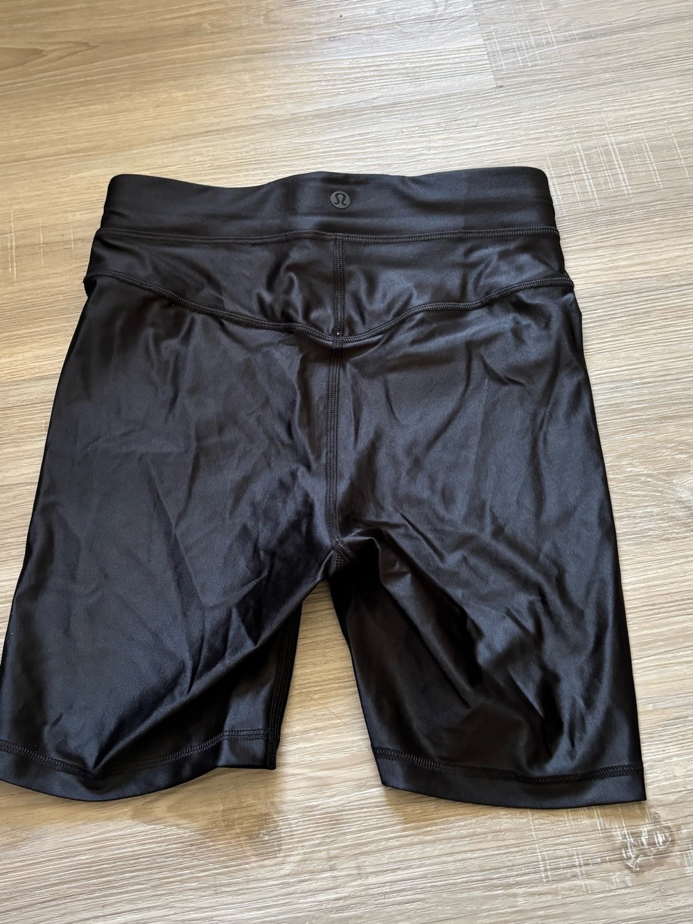 Lululemon Women’s Black Satin Shine High-Rise Short 6" Size 4 Four Way Stretch - Picture 2 of 4